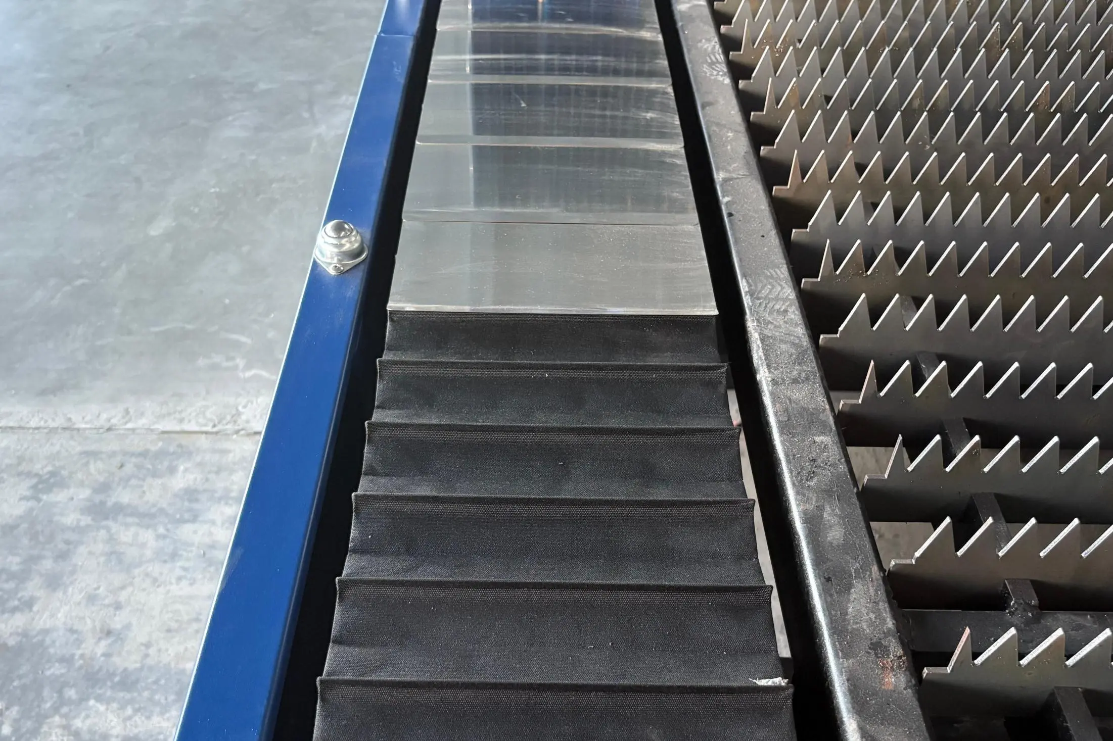 Profile Steel Laser Cutting Machine bellow cover