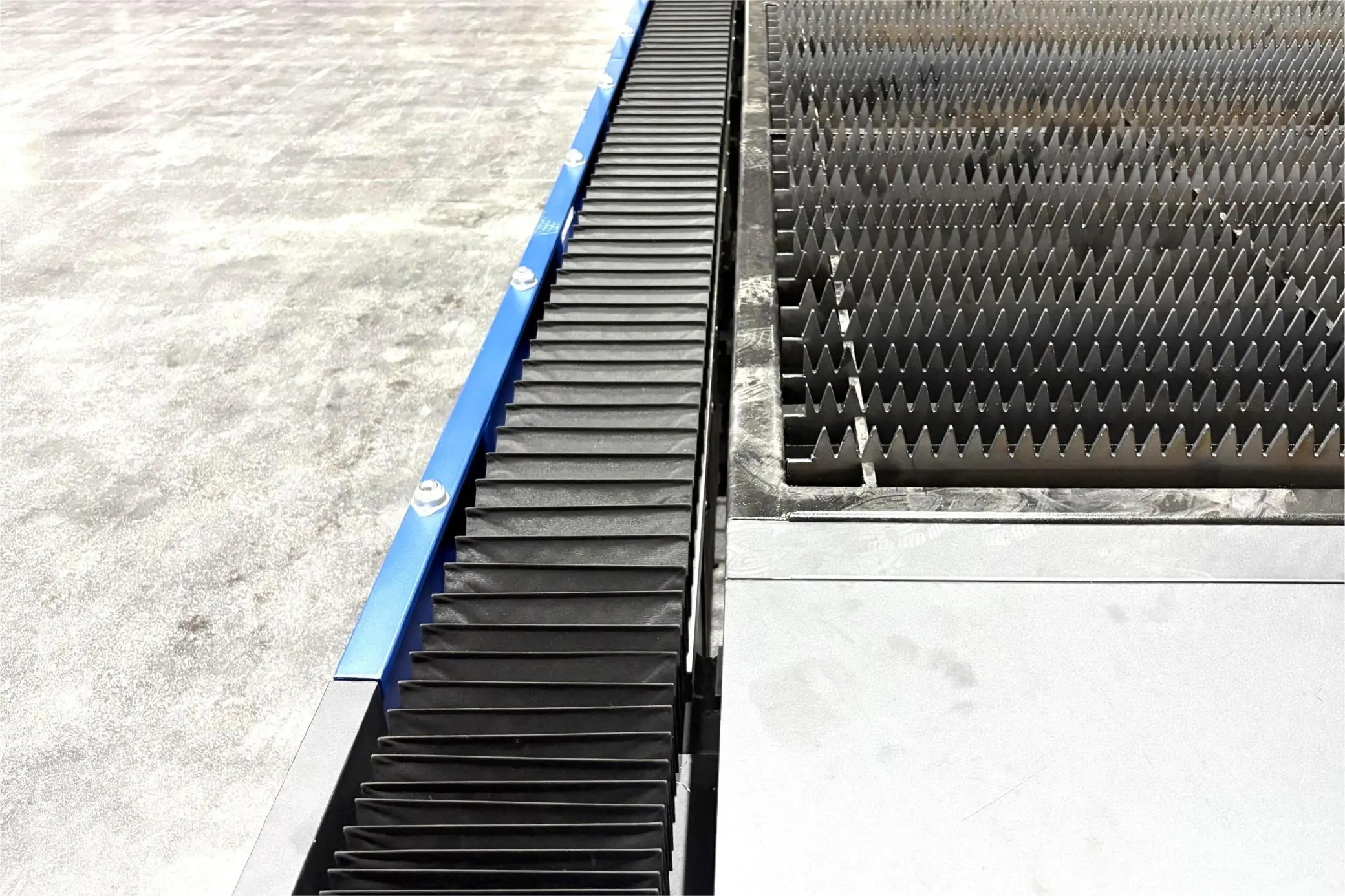 enclosed double table sheet laser cutting machine bellow cover