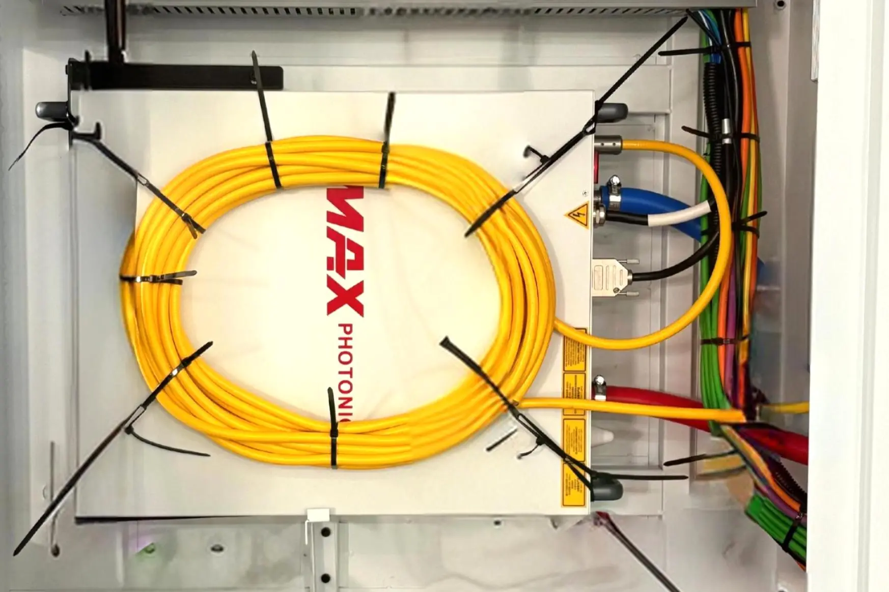 3 Chuck Tube Laser Cutting Machine Laser Source