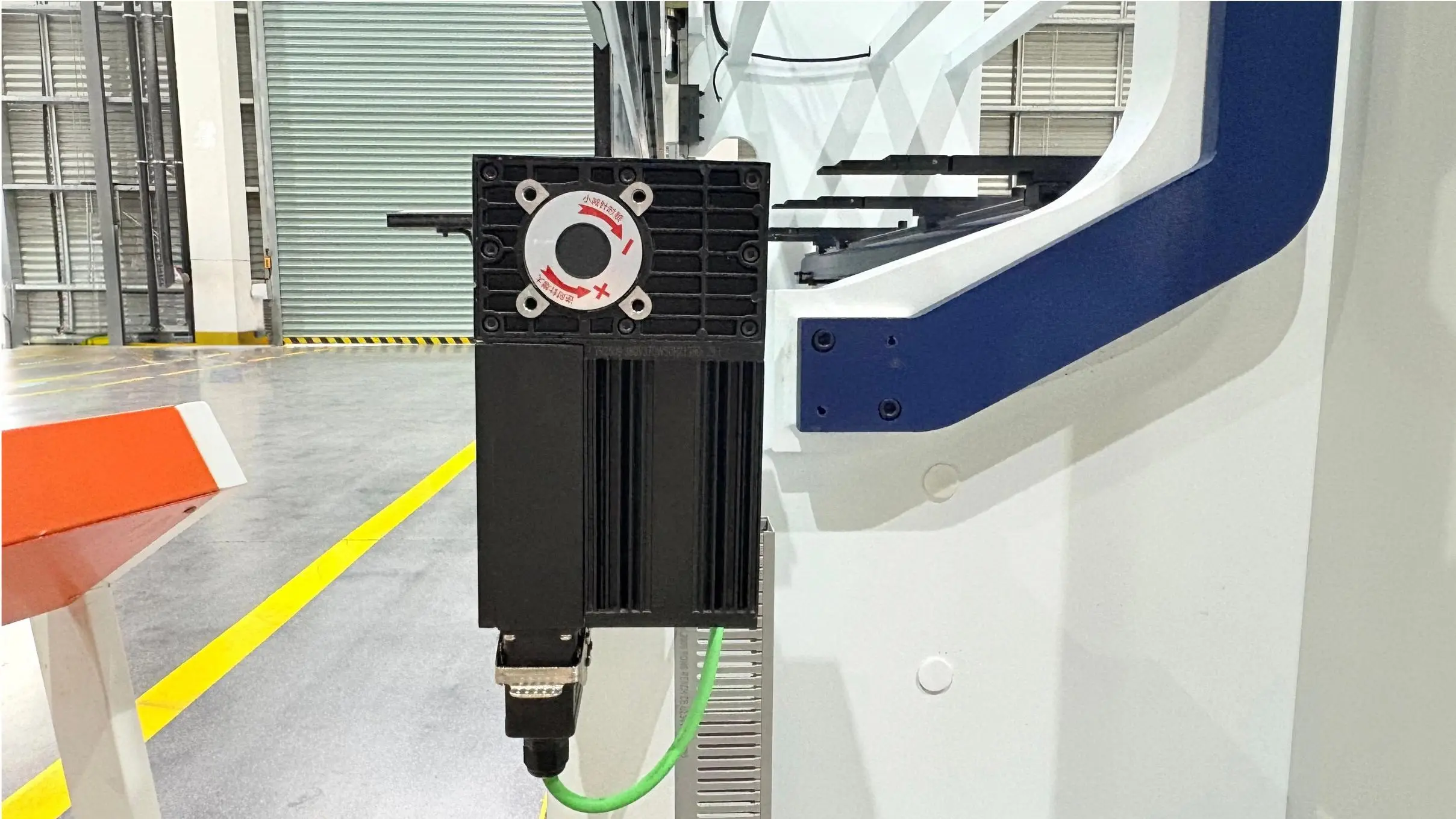 Electro-Hydraulic Synchronous CNC Press Brake Machine Deflection Compensation