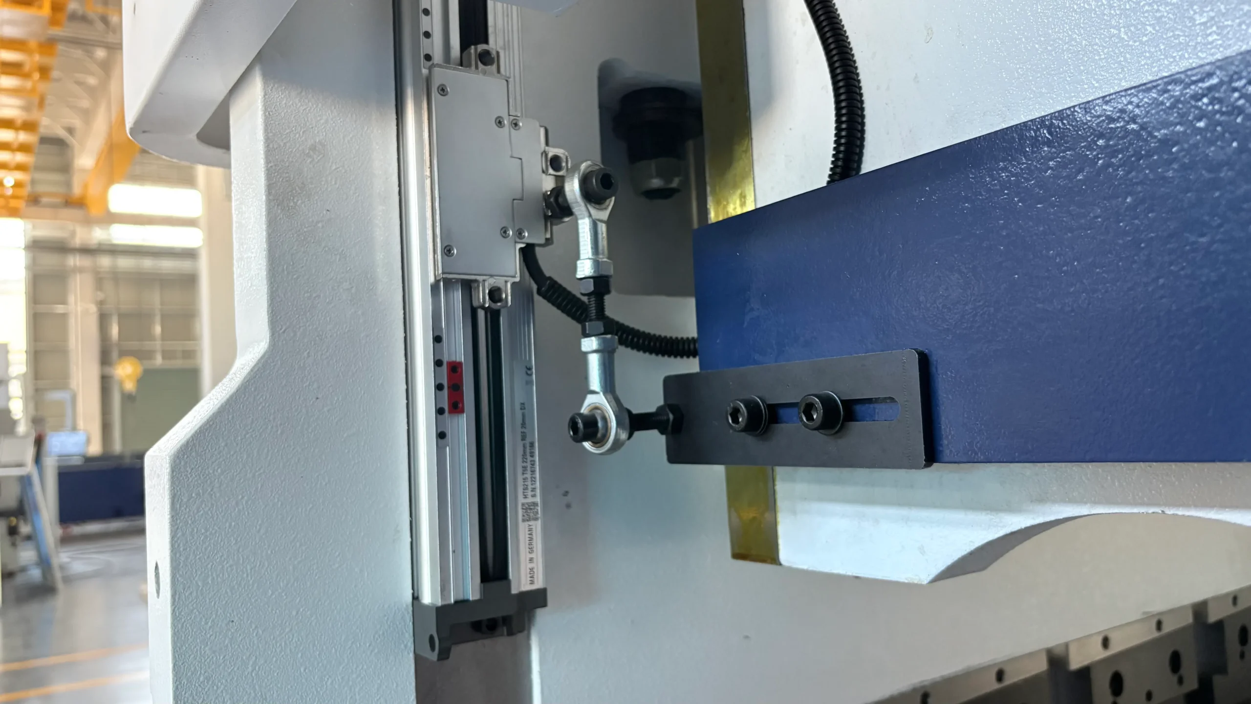 Electro-Hydraulic Synchronous CNC Press Brake Machine Linear Encoder