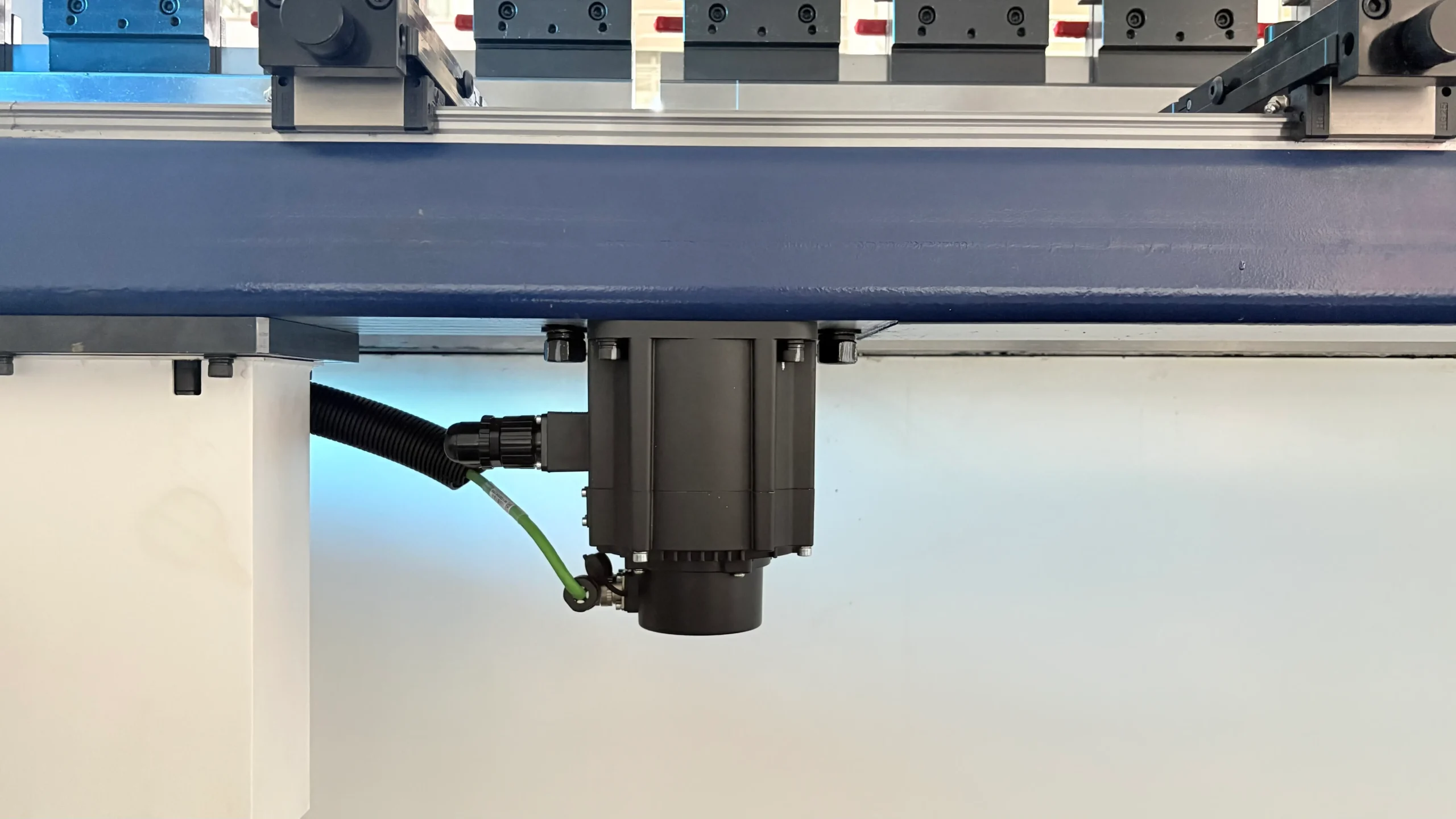 Gantry Frame Servo Electro-Hydraulic CNC Press Brake Machine Servo Motor & Drive