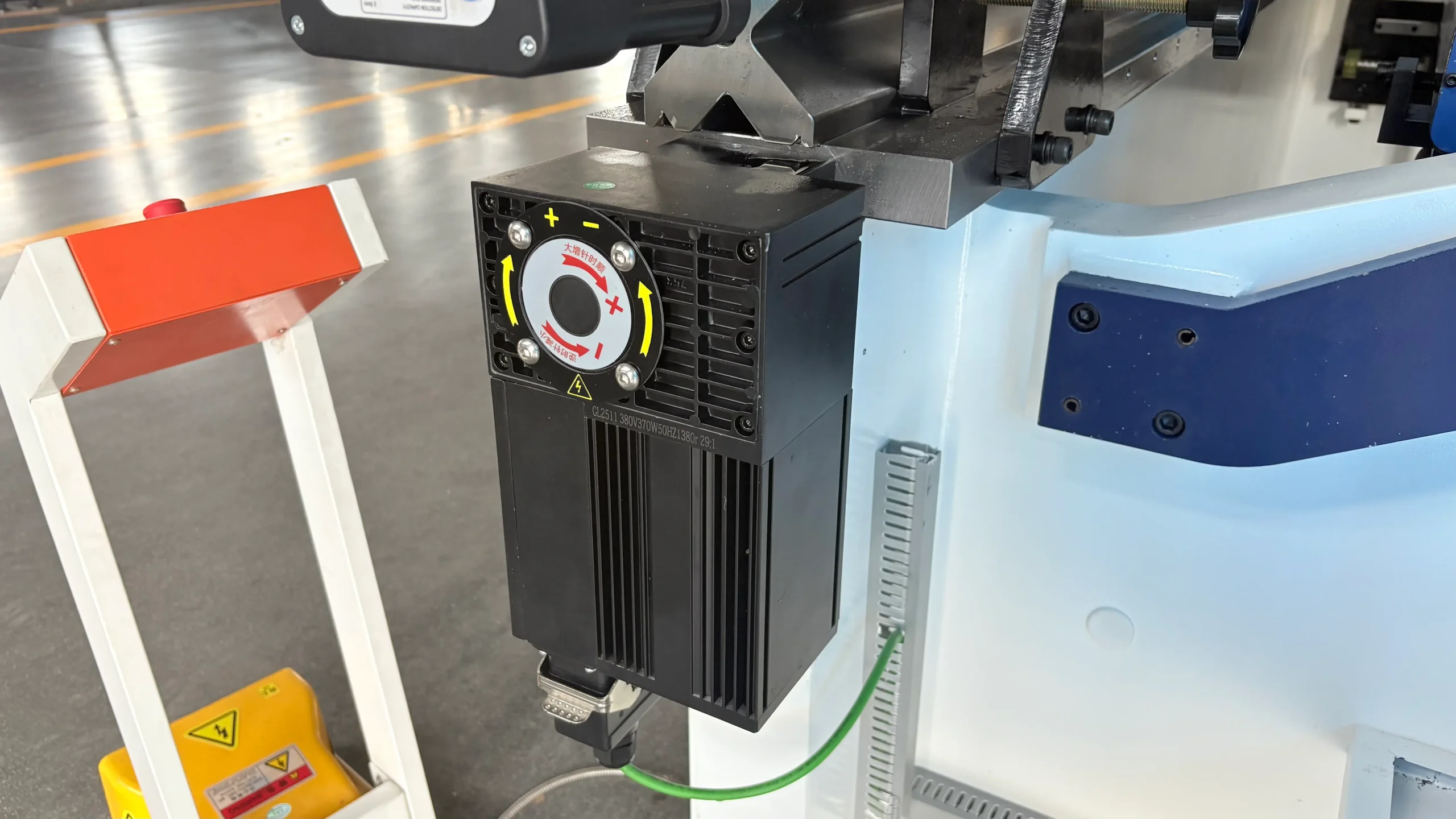 Servo Electro-Hydraulic CNC Press Brake Machine Deflection Compensation